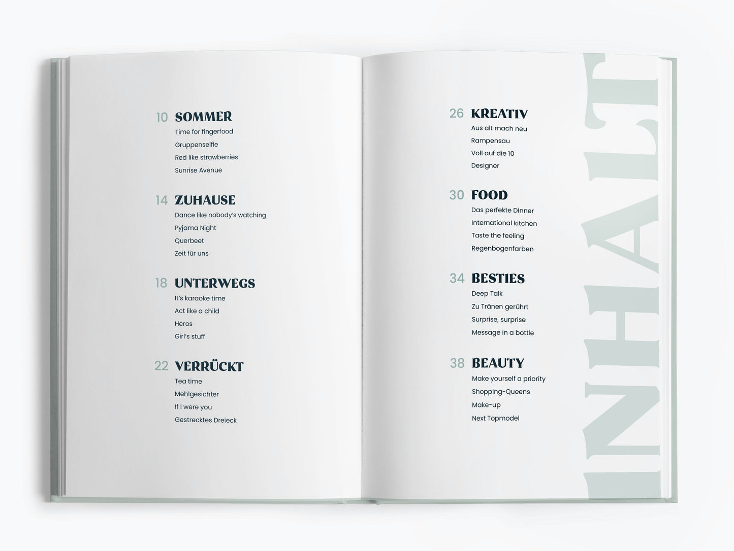 Hochwertiges Hardcover Challengebuch von memories2make mit 32 Abenteuer und Erinnerungen für beste Freundinnen, geöffnet mit Seiten.