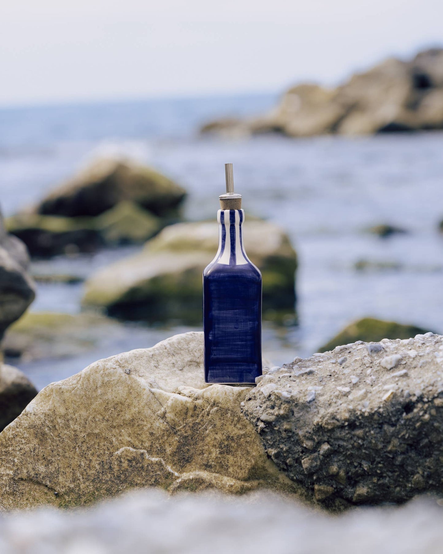 Handgefertigter Keramik-Ölspender Costa Azul von Alfar Tierra Cocida, blauer und weißer Essig- und Ölbehälter, 475 ml.