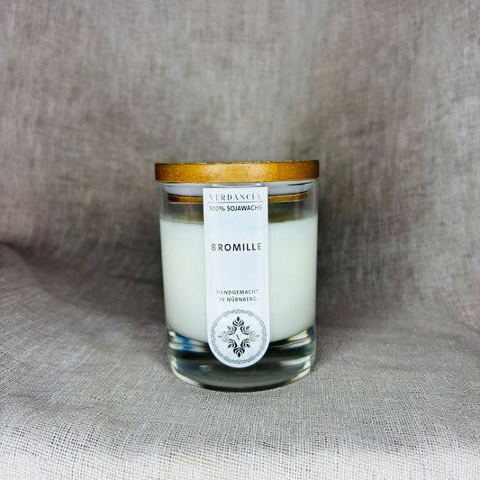 Soja Duftkerze Verdancia in Bromille scent, featuring blackcurrant and vanilla with a soothing glow.