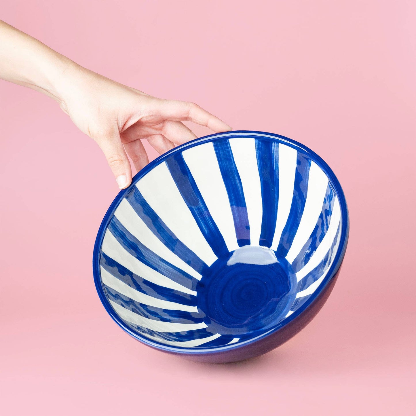 Handgefertigte Keramik-Servierschüssel Costa Azul von Alfar Tierra Cocida in Blau und Weiß, detailreiche, elegante Schale.