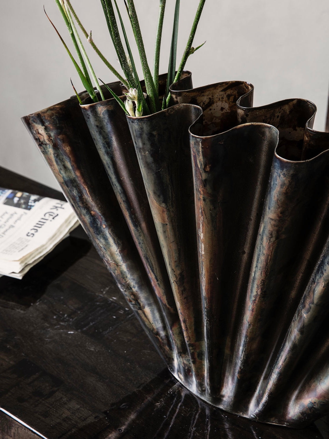 Große antikbraune Metallvase im Industrial Design von House Doctor, HDFlood, 30 cm hoch, stilvolle Wohnaccessoires.