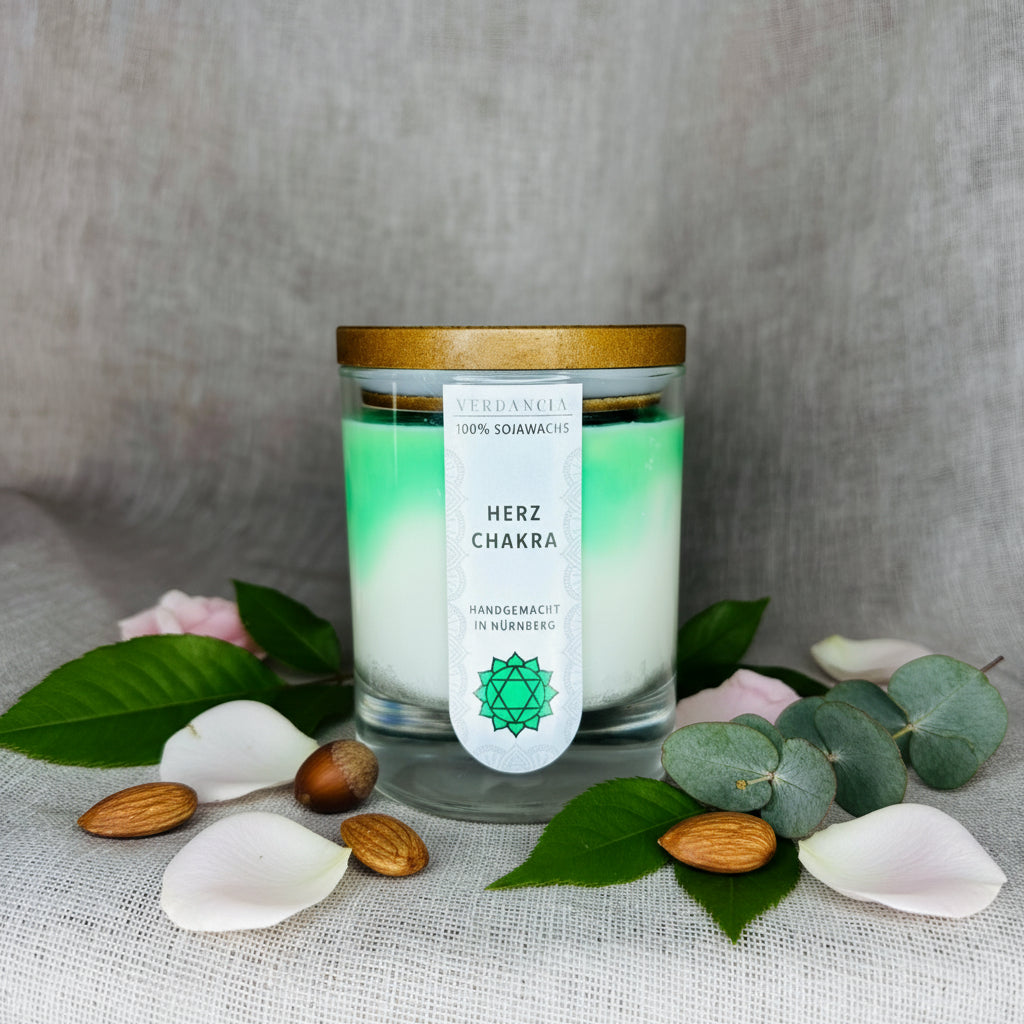 Drei Duftkerzen aus Sojawachs im Chakra-Design, ideal für Meditation und Entspannung, von Verdancia.