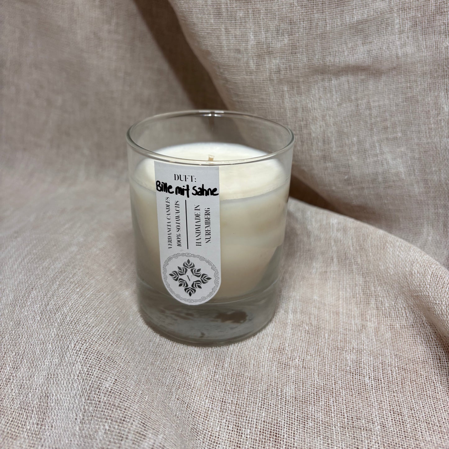 Soja Duftkerze "Bitte mit Sahne" von Verdancia, in einem eleganten Glasbehälter, mit Kaffee- und Vanilleduft.