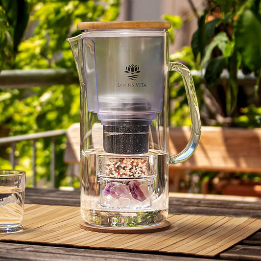Wasserfilter Glasfilterkanne von Lotus Vita mit dem Modellname Enya, halbvoll gefüllt