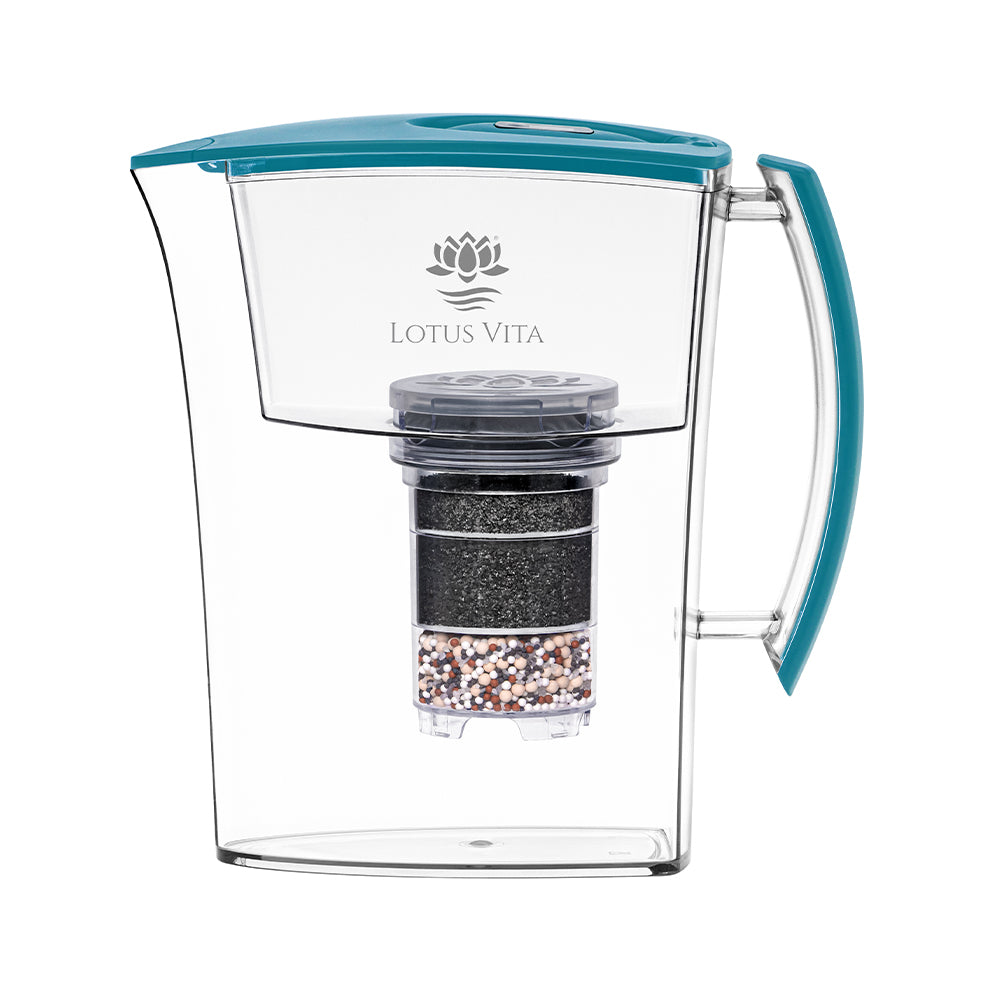 Lotus Vita Wasserfilterkanne in Aquamarinblau, 1,6L, seitliche Ansicht mit mattem Finish