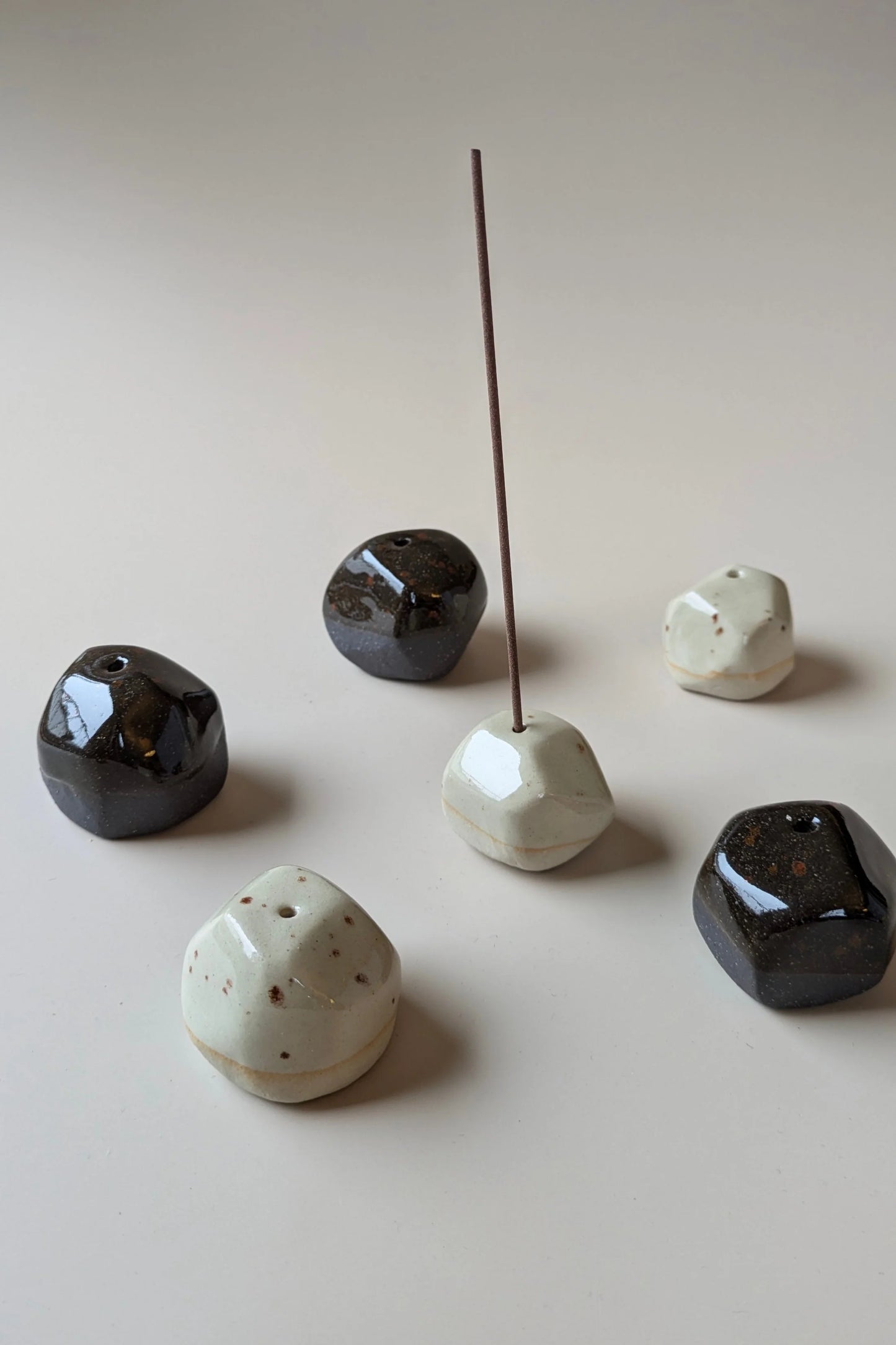 no need for more - Räucherstäbchenhalter - Keramik - Pebble - Verdancia