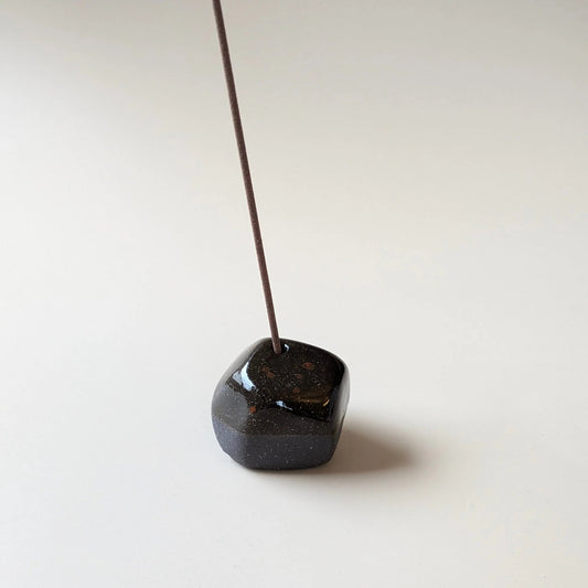 no need for more - Räucherstäbchenhalter - Keramik - Pebble - Verdancia