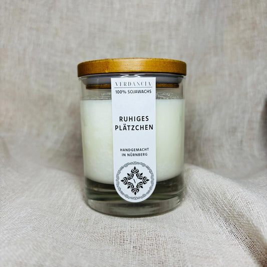 Soja Duftkerze "Ruhiges Plätzchen" von Verdancia in einem eleganten Glasbehälter, mit sanftem Licht und beruhigender Atmosphäre.
