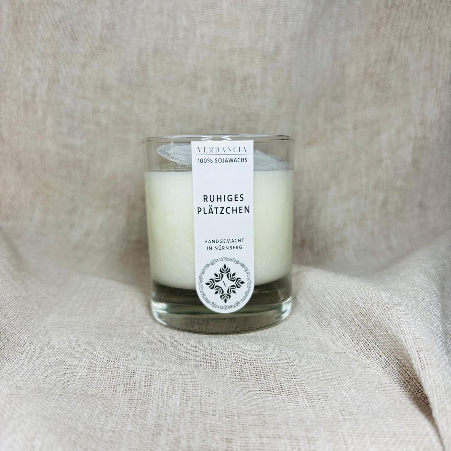 Deutsche Duftkerze "Ruhiges Plätzchen" von Verdancia, Soja, mit ruhigem, entspannendem Duft und stilvollem Kerzenbehälter