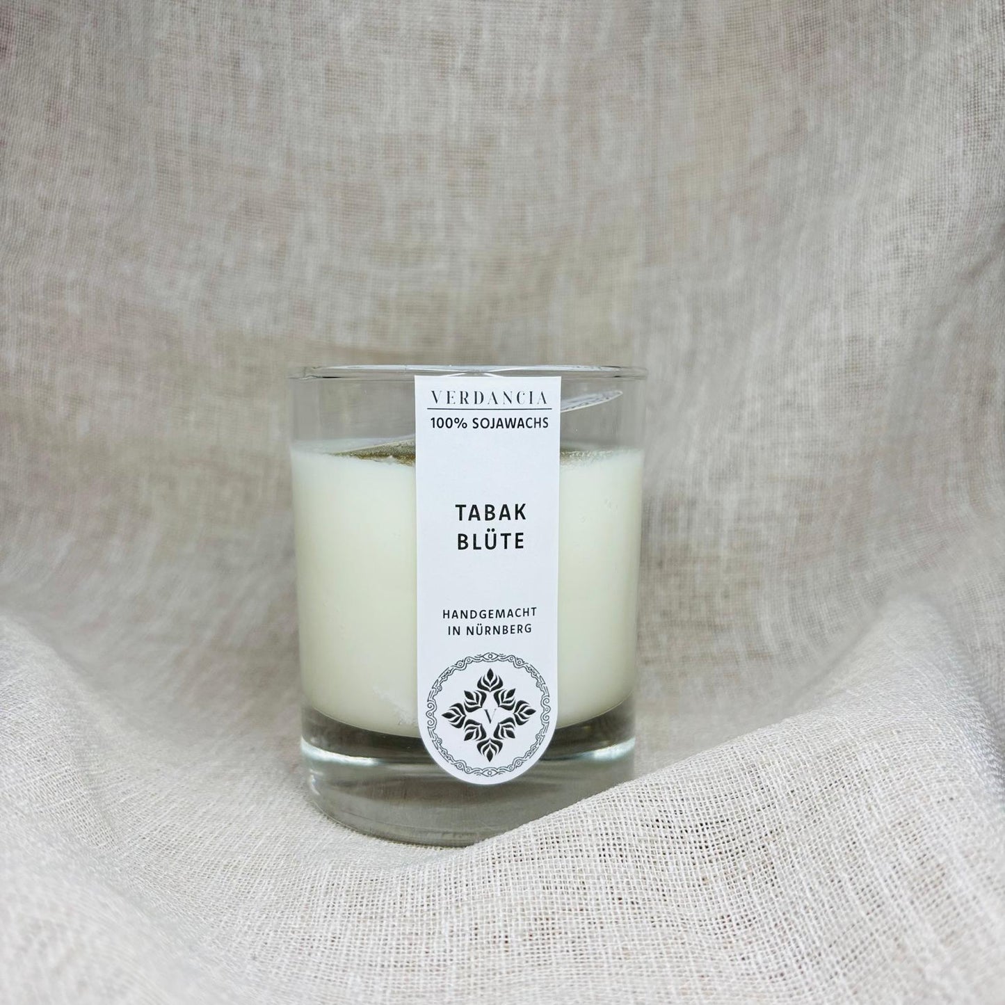 Soja Duftkerze von Verdancia in der Duftrichtung Tabakblüte, elegant in einem Glasbehälter präsentiert.