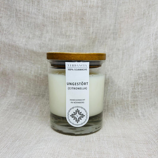 Soja-Duftkerze "Ungestört" von Verdancia in einem eleganten Glasbehälter mit frischem Citronella-Duft.