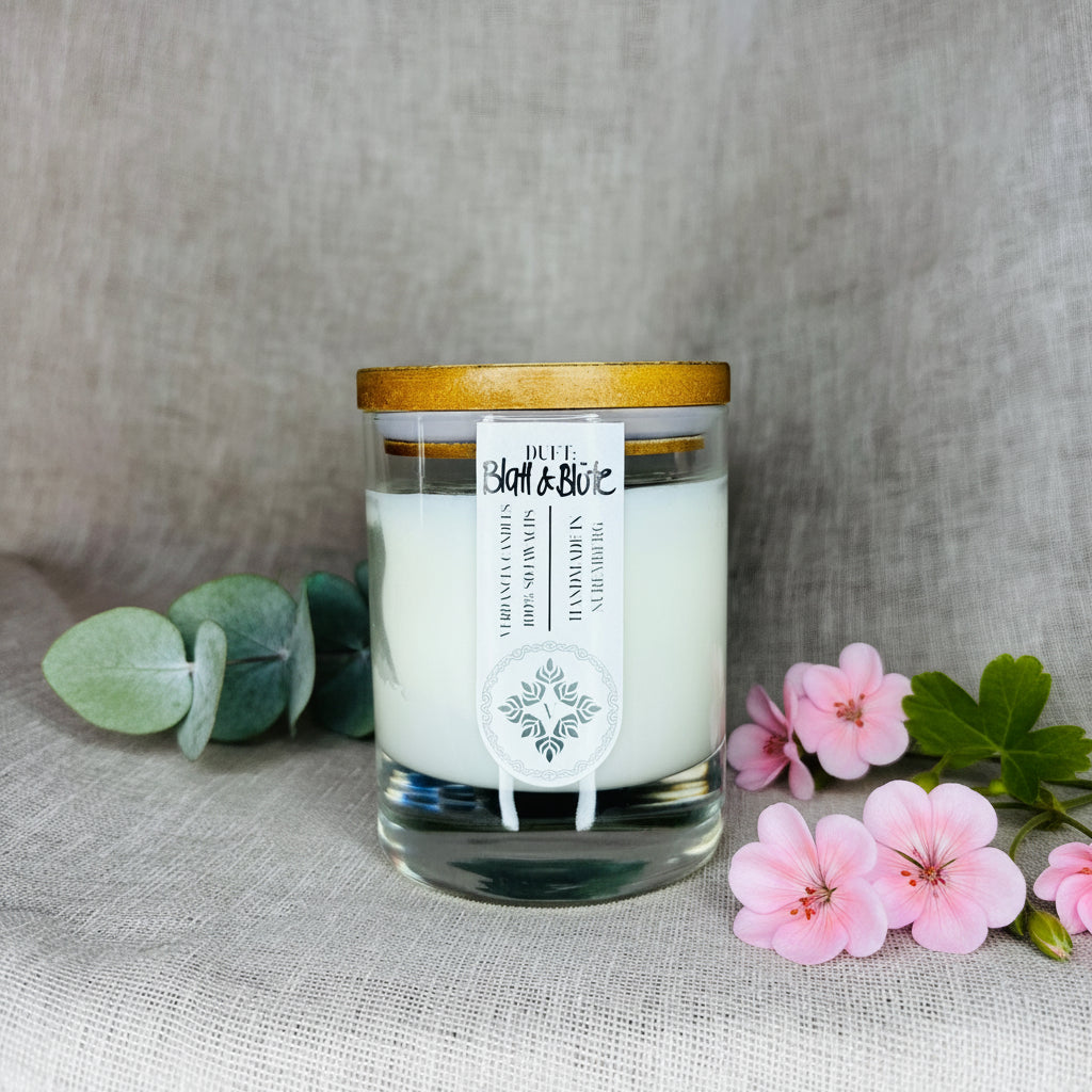 Duftkerze von Verdancia mit Soja, gestaltet mit Blatt- und Blütenmotiven, in einer eleganten Kerze.