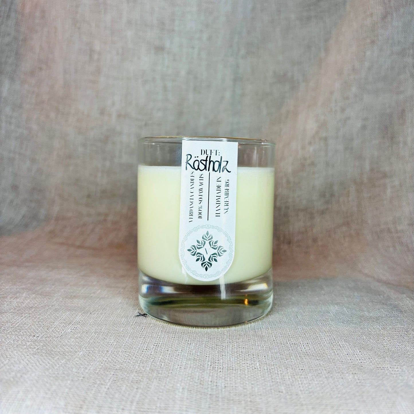 Soja-Duftkerze „Röstholz“ von Verdancia mit Kaffee- und Zedernholzduft, warme Lichtatmosphäre, Kerze in Glasbehälter