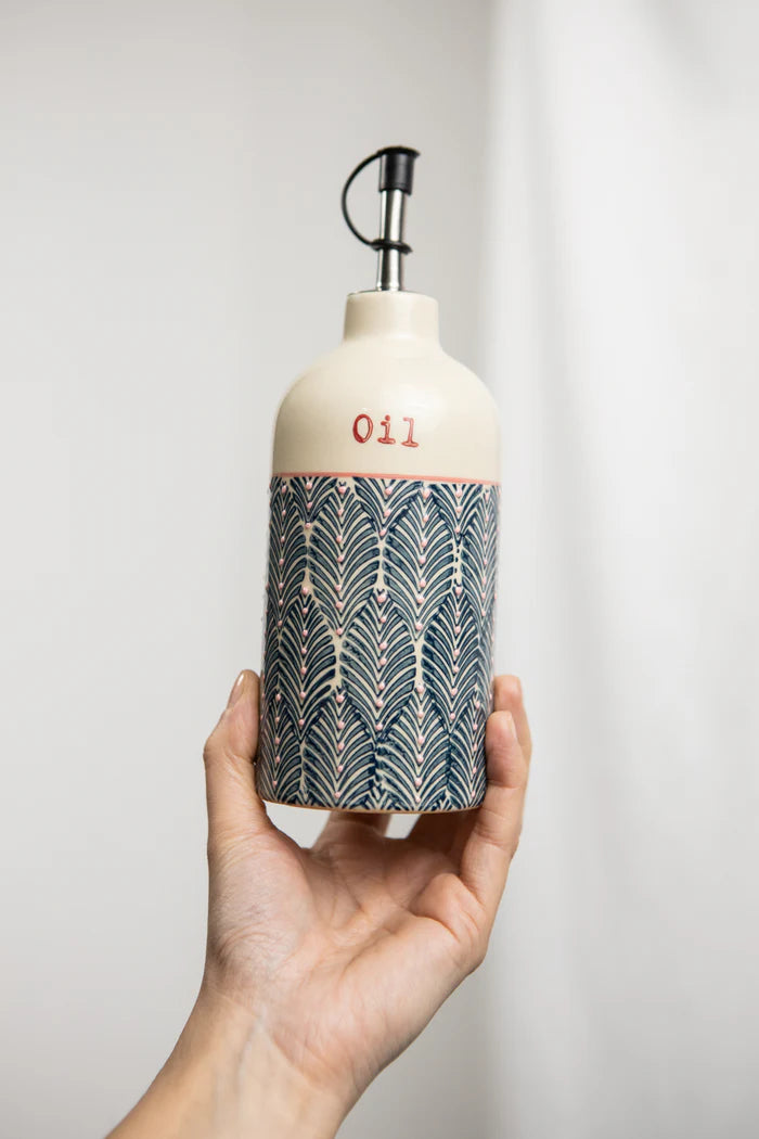 Bunte handgestempelte Essig- und Ölflasche aus Steinzeug von Tranquillo, ideal für Küchenaccessoires, farbenfroh und stilvoll.