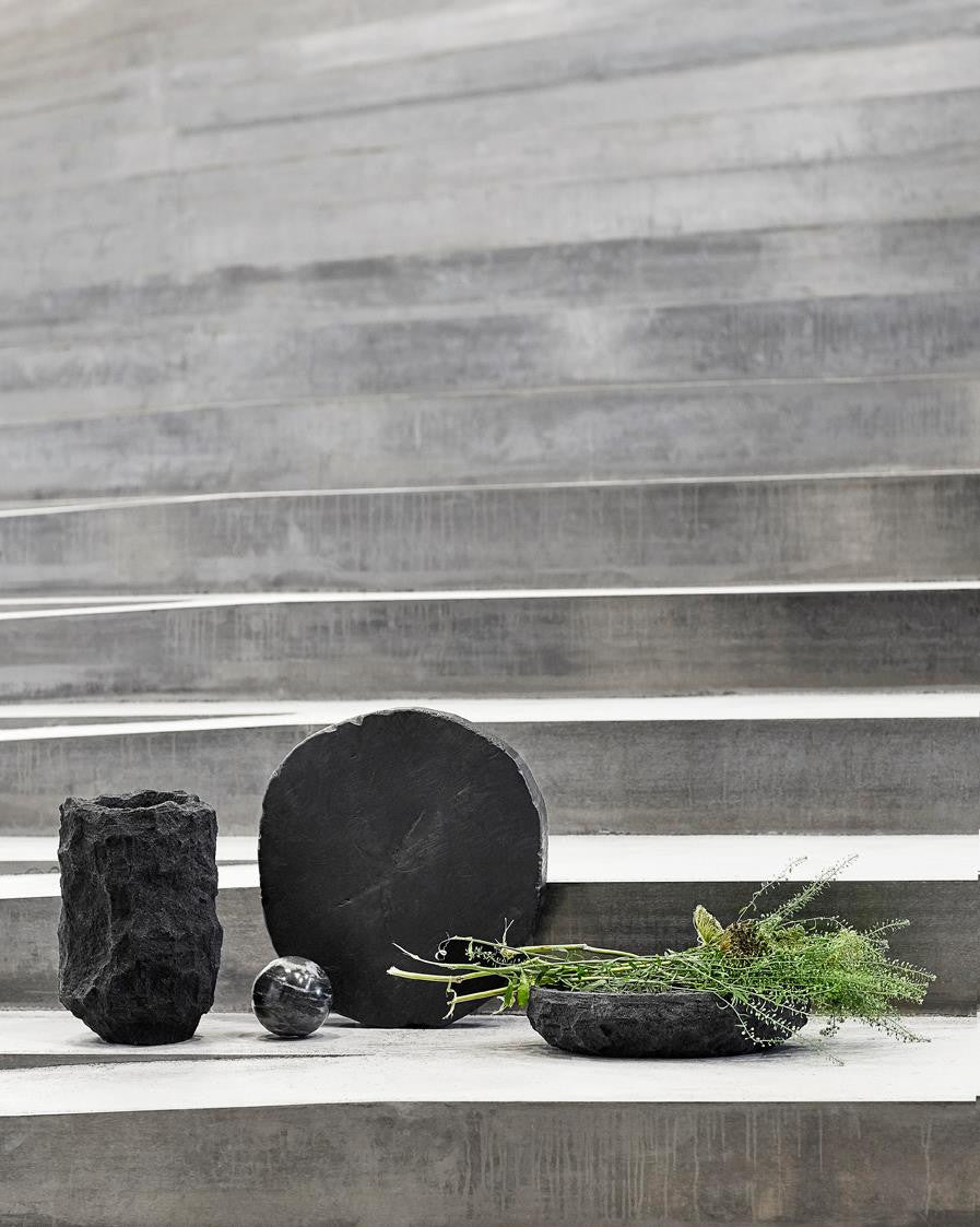 Schwarze Lava Vase von MUUBS, handgefertigtes Naturstein-Unikat, ca. 30 cm hoch, stilvolles Wohnaccessoire.