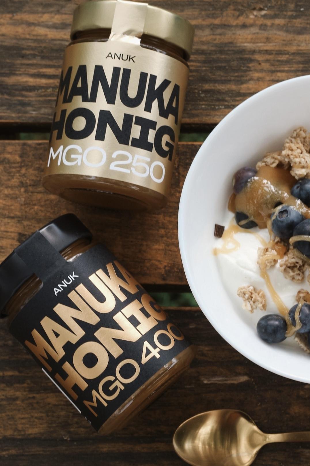 Anuk Manuka Honig MGO 250 in Glasbehälter, natürlicher Manukahonig aus Neuseeland, zeigt den goldenen Honig im Glas.