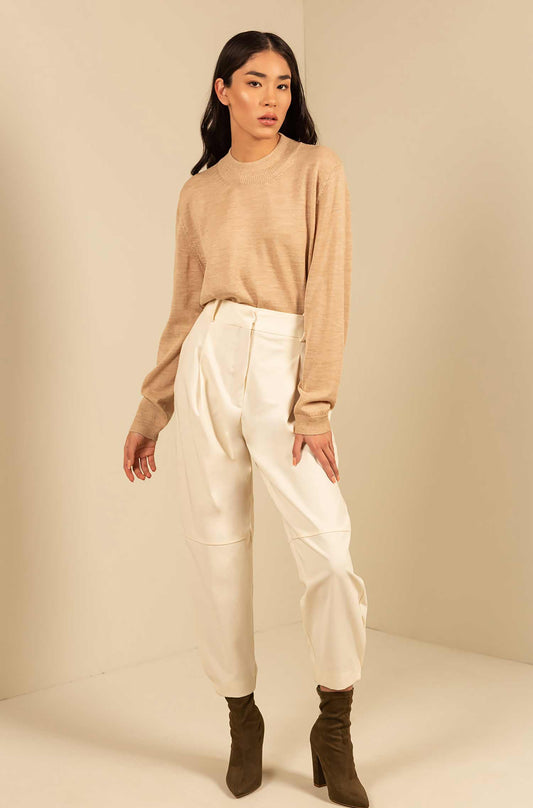 KUNA Damen Alpaka Pullover Anahi mit Turtleneck, aus 100 % Baby-Alpaka, in neutralem Farbton, nah am Körper getragen.