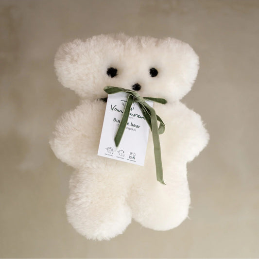 Ohrenschützer aus Merino-Schaffell vom Van Buren Buurtje Bär Kuscheltier, weiches Fell und kindgerechtes Design, 30 cm groß