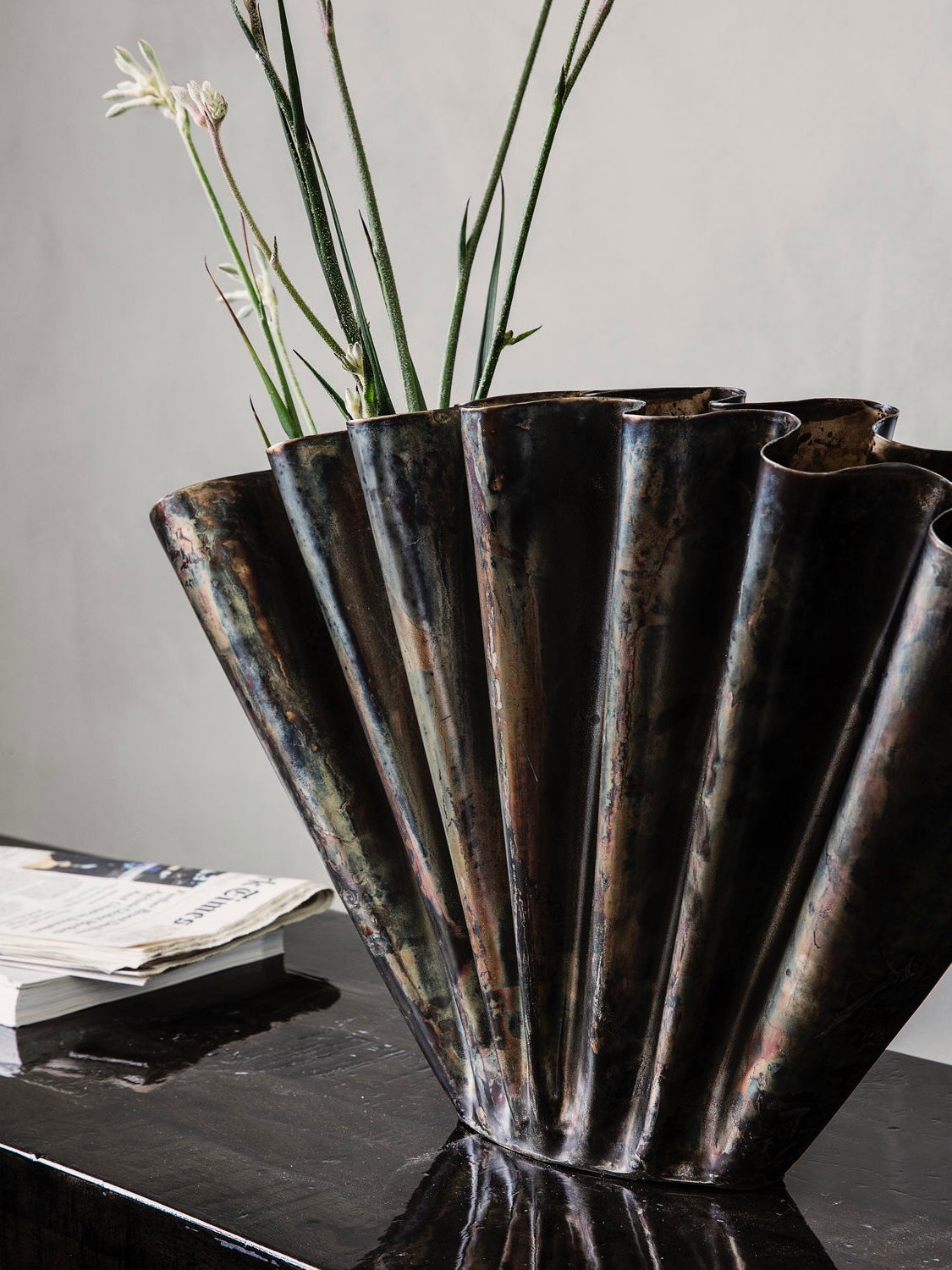 Große House Doctor Eisenvase HDFlood in antikbraun, Metallvase im Industrial Design, Höhe 30 cm, stilvolle Wohnaccessoire