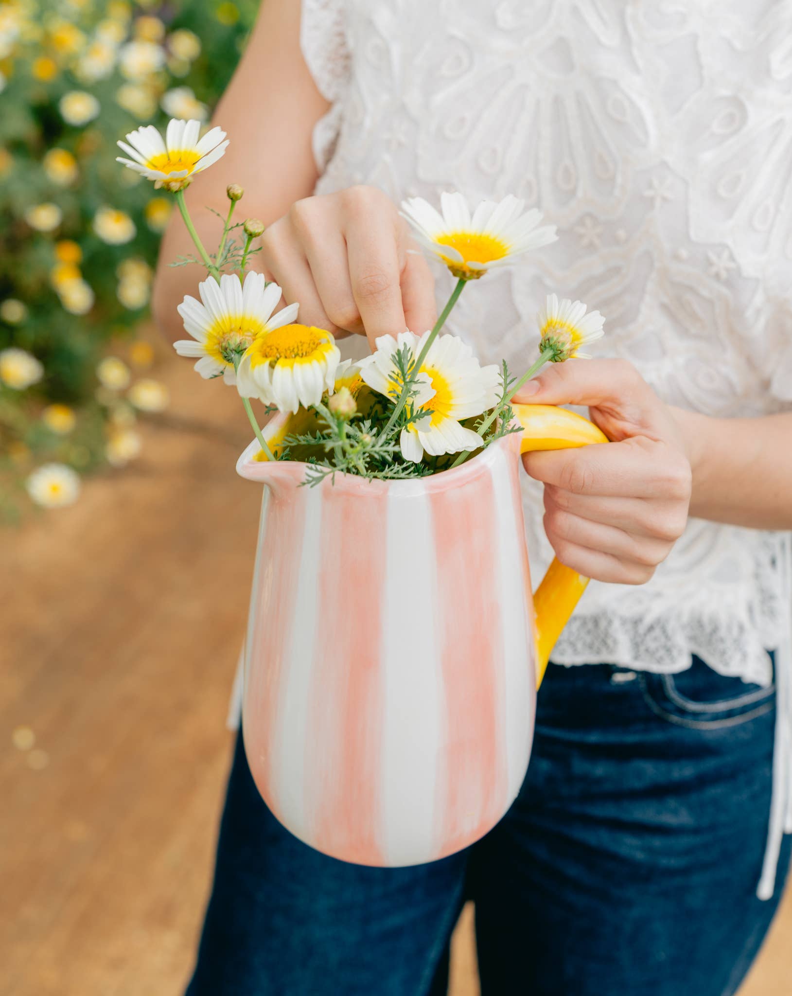 Handgefertigter Keramikkrug Valentina von Alfar Tierra Cocida, rosa und gelb gestreift, mit elegantem, handgemachtem Design.