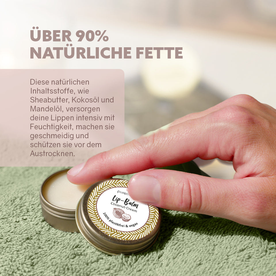 Pflegender Puremetics Lip Balm Coconut Cream mit Sheabutter und Kokosöl, vegan, auf den Lippen angewendet.