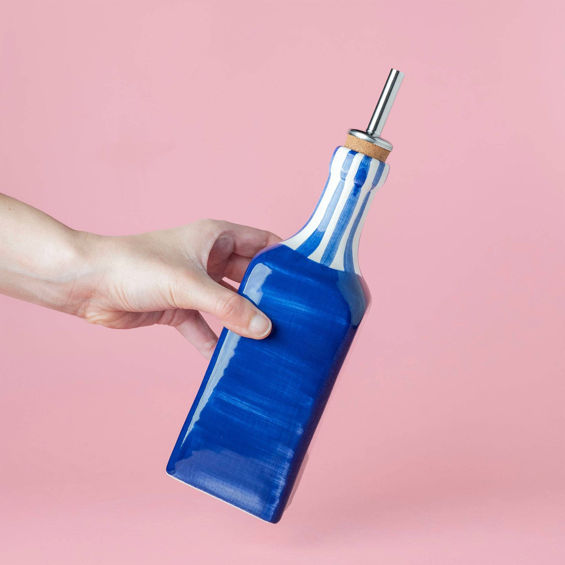 Handgefertigter Keramik-Ölspender Costa Azul von Alfar Tierra Cocida, blauer und weißer Essig- und Ölbehälter, 475 ml.