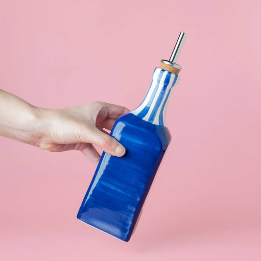 Handgefertigter Keramik-Ölspender Costa Azul von Alfar Tierra Cocida, blauer und weißer Essig- und Ölbehälter, 475 ml.