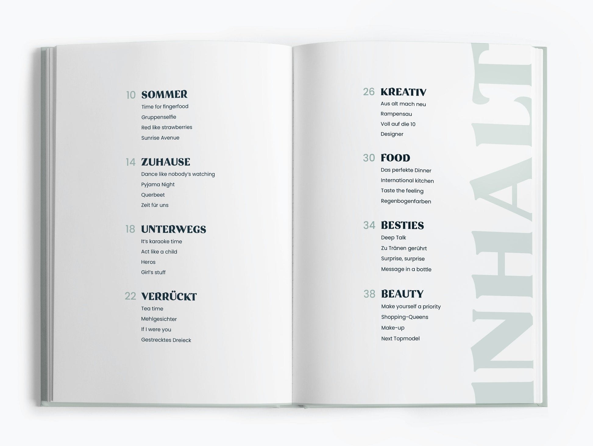 Hochwertiges Hardcover Challengebuch von memories2make mit 32 Abenteuer und Erinnerungen für beste Freundinnen, geöffnet mit Seiten.