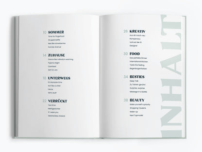 Hochwertiges Hardcover Challengebuch von memories2make mit 32 Abenteuer und Erinnerungen für beste Freundinnen, geöffnet mit Seiten.