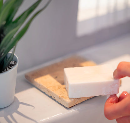 Puremetics Seifenablage aus Travertinstein mit Korkfüßen, naturbelassene Seifenschale aus Naturstein.