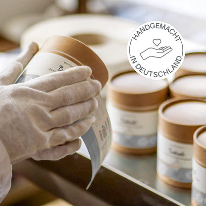 Puremetics 3in1 Dusch-Fluff mit Aktivkohle, Niacinamid und Salicylsäure für reine Haut, zeigt die Wirkstoffe in der Dusche.