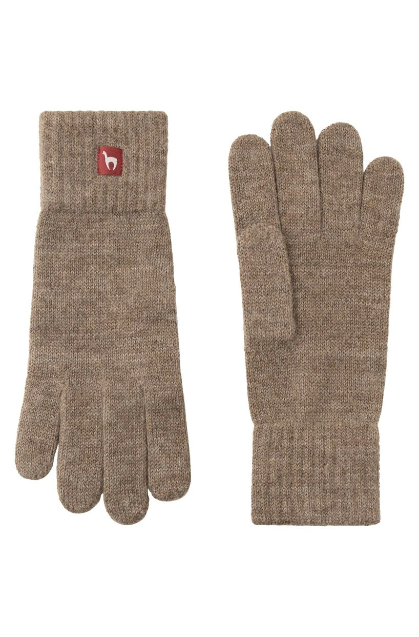 Ein Paar beigefarbene Apu Kuntur – Alpaka-Fingerhandschuhe in Uni-Optik, wobei bei einem die Handfläche und beim anderen der Handrücken zu sehen ist; am Bündchen befindet sich ein kleiner roter Logo-Aufnäher.
