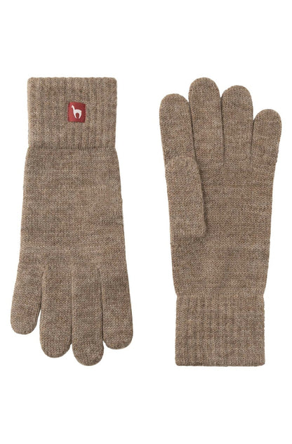 Ein Paar beigefarbene Apu Kuntur – Alpaka-Fingerhandschuhe in Uni-Optik, wobei bei einem die Handfläche und beim anderen der Handrücken zu sehen ist; am Bündchen befindet sich ein kleiner roter Logo-Aufnäher.