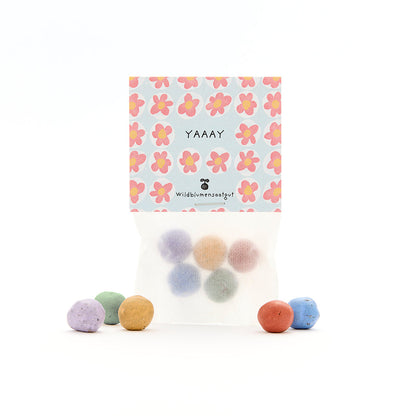 Trockenblumen-Set "Yay" von Die Stadtgärtner mit 5 bunten Blumenmurmeln in Tütchen, frontalaufnahme