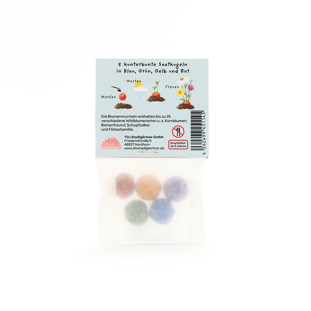 Trockenblumen "Yay" im Tütchen von Die Stadtgärtner mit fünf bunten Blumenmurmeln, frontal fotografiert.