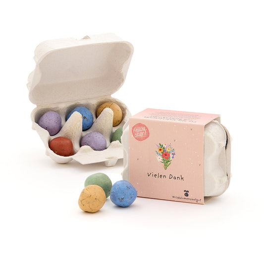 Bunte Blumenmurmeln im Eierkarton von Die Stadtgärtner, Saatgut für bunte Blumen, Frontalaufnahme ohne Verpackung