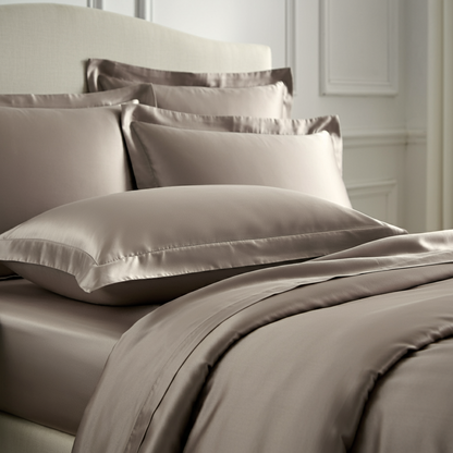 Feines Satin Spannbettlaken von Finole aus 100% ägyptischer Baumwolle, seidig glatt, atmungsaktiv und luxuriös.