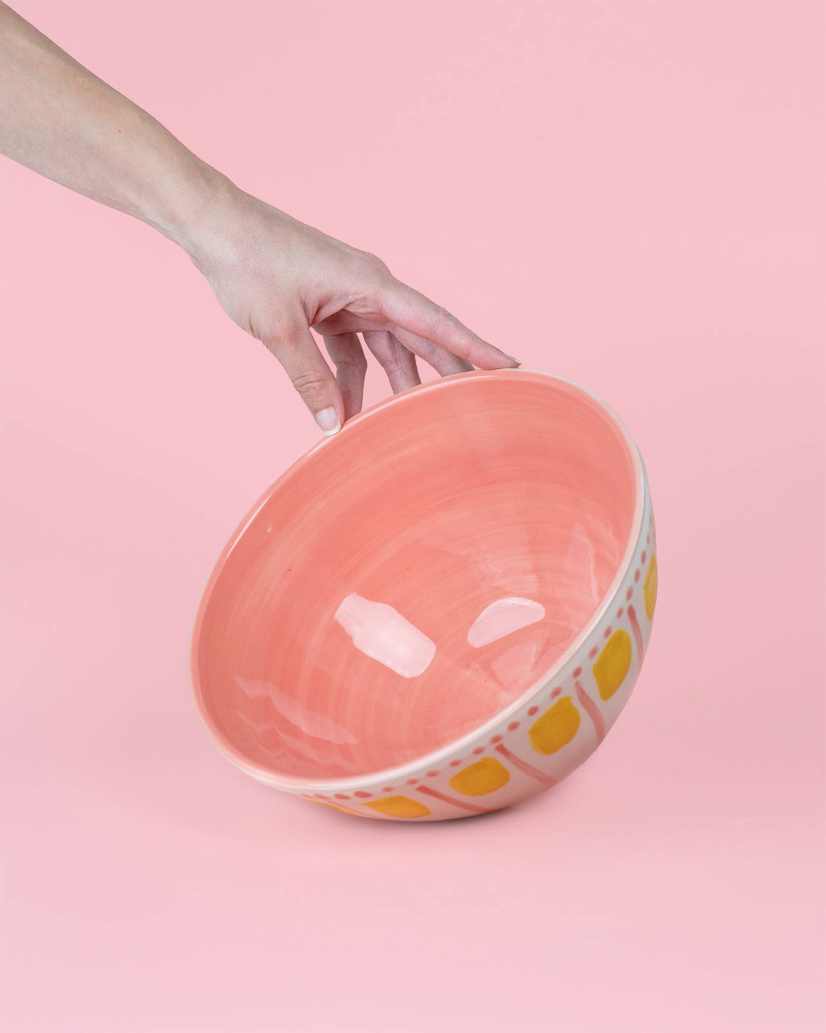 Handgefertigte Keramik-Servierschale Valentina von Alfar Tierra Cocida, rosa und gelb, 1,5 l, mit buntem Muster.