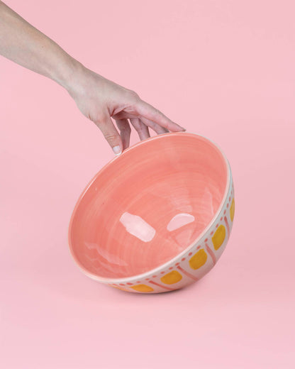 Handgefertigte Keramik-Servierschale Valentina von Alfar Tierra Cocida, rosa und gelb, 1,5 l, mit buntem Muster.