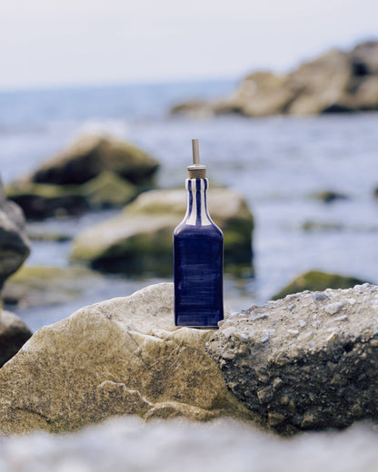 Handgefertigter Keramik-Ölspender Costa Azul von Alfar Tierra Cocida, blauer und weißer Essig- und Ölbehälter, 475 ml.
