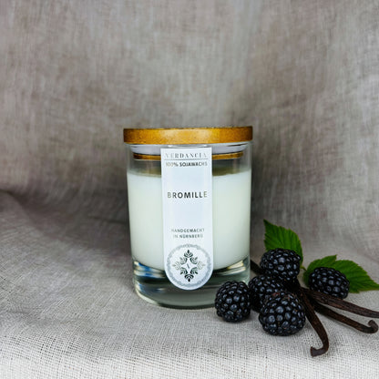 Soja Duftkerze von Verdancia mit Brombeere und Vanille, in elegantem Glasbehälter, auf einem neutralen Hintergrund.