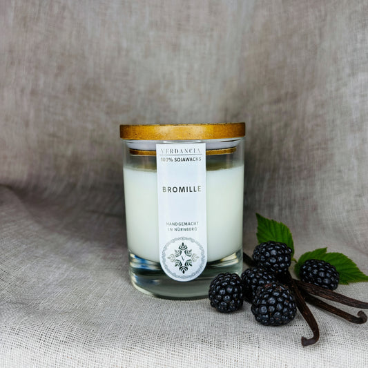 Soja Duftkerze von Verdancia mit Brombeere und Vanille, in elegantem Glasbehälter, auf einem neutralen Hintergrund.