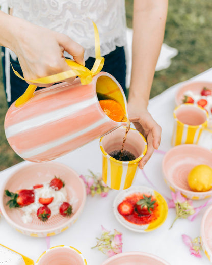 Handgefertigte Keramikvase Valentina von Alfar Tierra Cocida, rosa und gelb gestreifter Krug auf weißem Hintergrund.