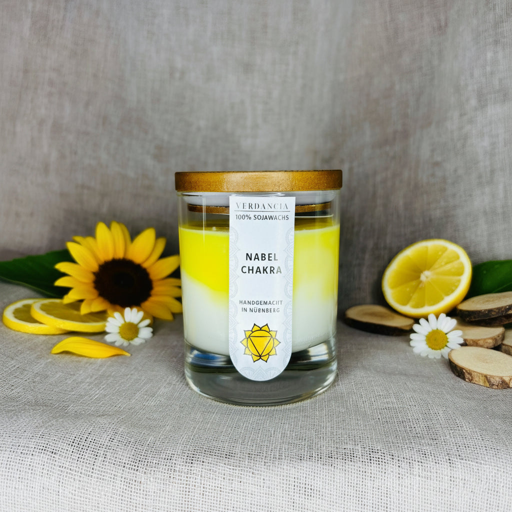 Soja-Duftkerze mit Chakra-Motiv für das Solarplexuschakra, handgefertigte Yogakerze von Verdancia, in warmen Farbtönen.