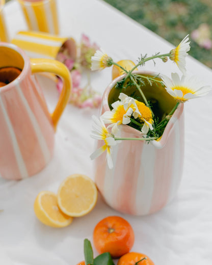 Handgefertigter Keramikkrug Valentina von Alfar Tierra Cocida in rosa und gelb gestreift, mit handgemalter Oberfläche.