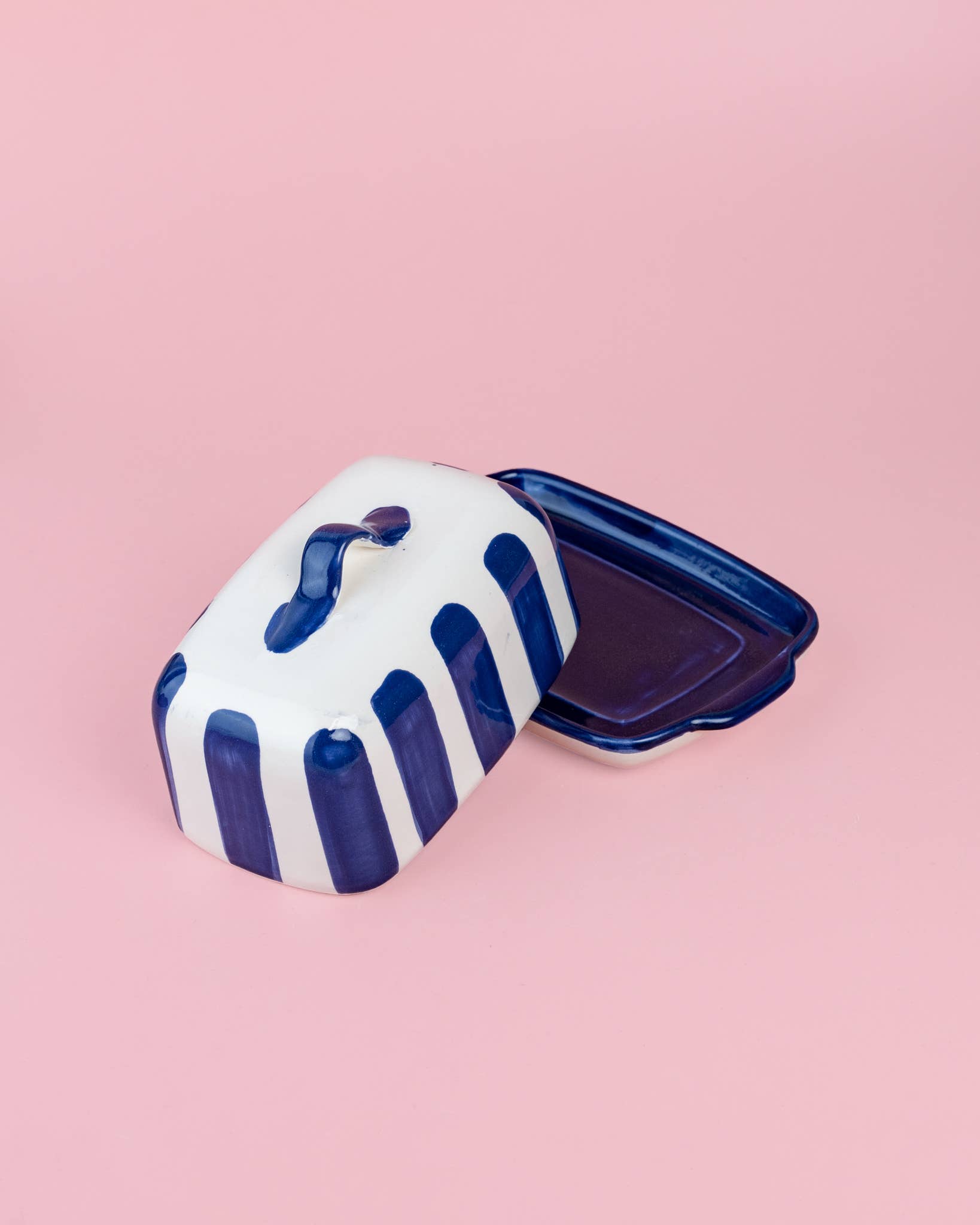 Handgefertigte Keramik-Butterdose von Alfar Tierra Cocida in Blau und Weiß, mit dekorativem Muster und Deckel.