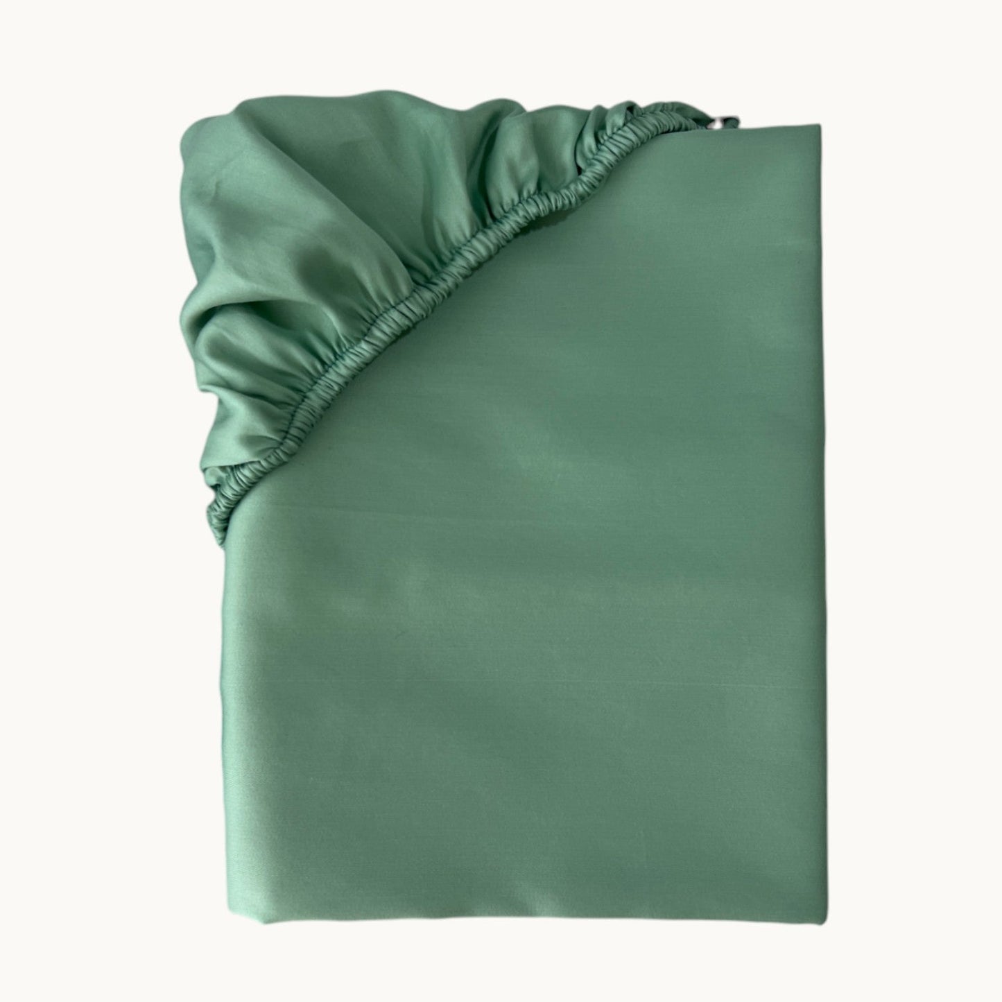 Feines Satin Spannbettlaken aus 100% ägyptischer Baumwolle von Finole, seidig glatt, atmungsaktiv und luxuriös.