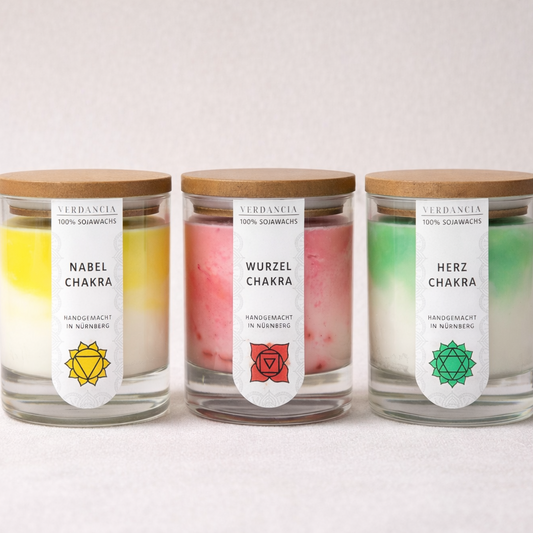 Set von drei Verdancia Duftkerzen aus Sojawachs mit Chakra-Motiven, ideal für Meditation und Entspannung.