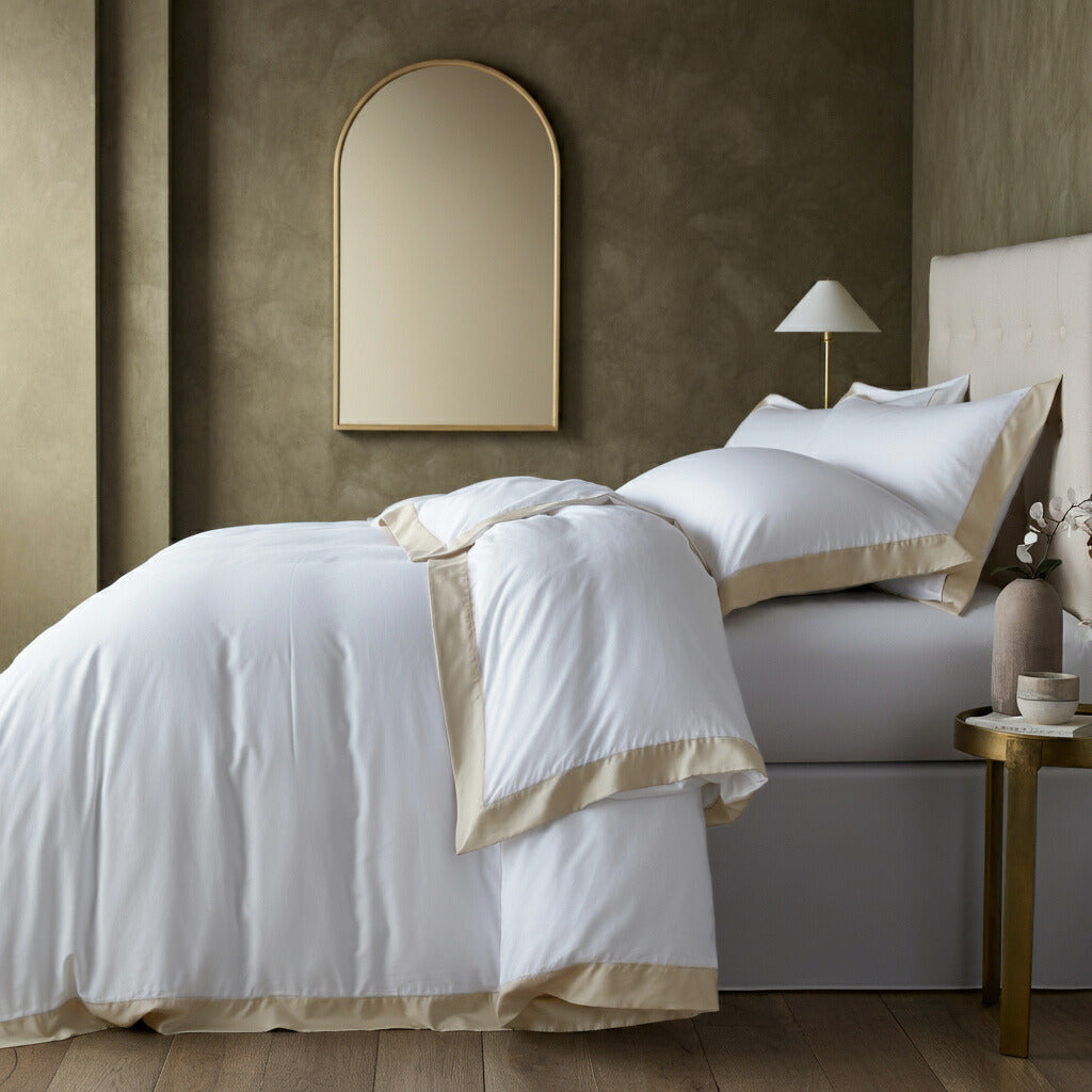 Feiner Finole Aura Perkal Deckenbezug aus ägyptischer Baumwolle, kühlend, atmungsaktiv und elegant, auf einem Bett drapiert.