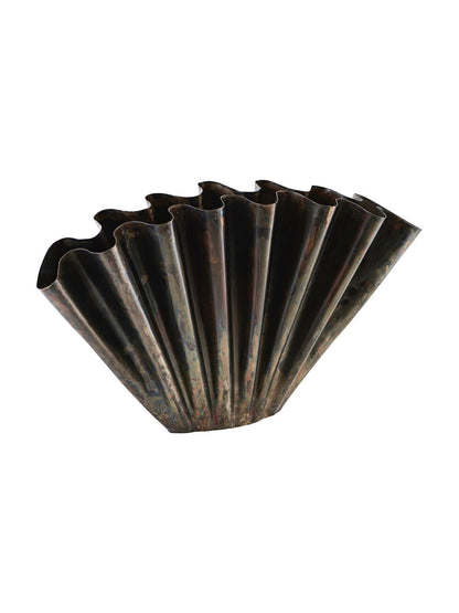 Große antikbraune Metallvase im Industrial Design von House Doctor, HDFlood, mit rustikalem, robustem Look, 30 cm hoch.